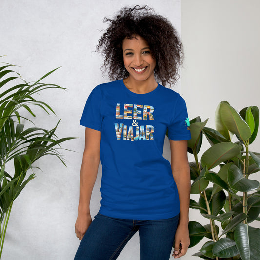 Modelo luciendo camiseta azul de manga corta marca Bofetadas, colección 'Frases y Mensajes', con texto 'leer & viajar' formado por libros y fotos de verano.