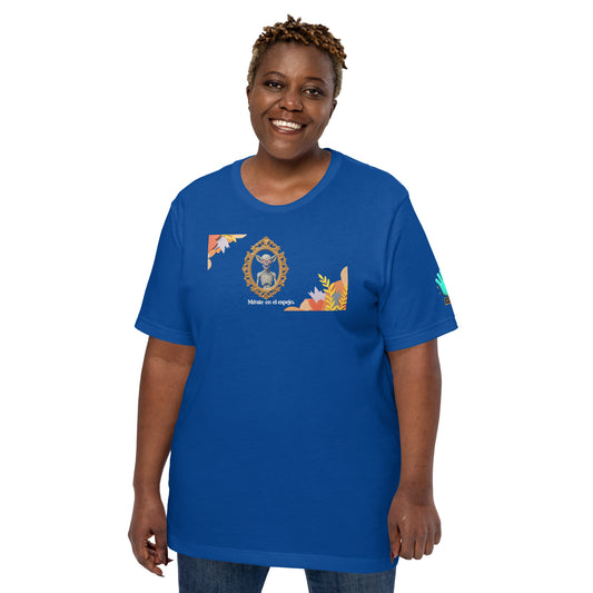 Camiseta Bofetadas lucida por una modelo de la colección 'Frases y Mensajes', color azul, con ilustración papercut de espejo reflejando calavera.