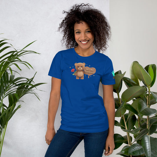 Modelo luciendo camiseta azul de manga corta marca Bofetadas, colección 'Frases y Mensajes', con oso Teddy, cartel 'no me toques' y rosa.
