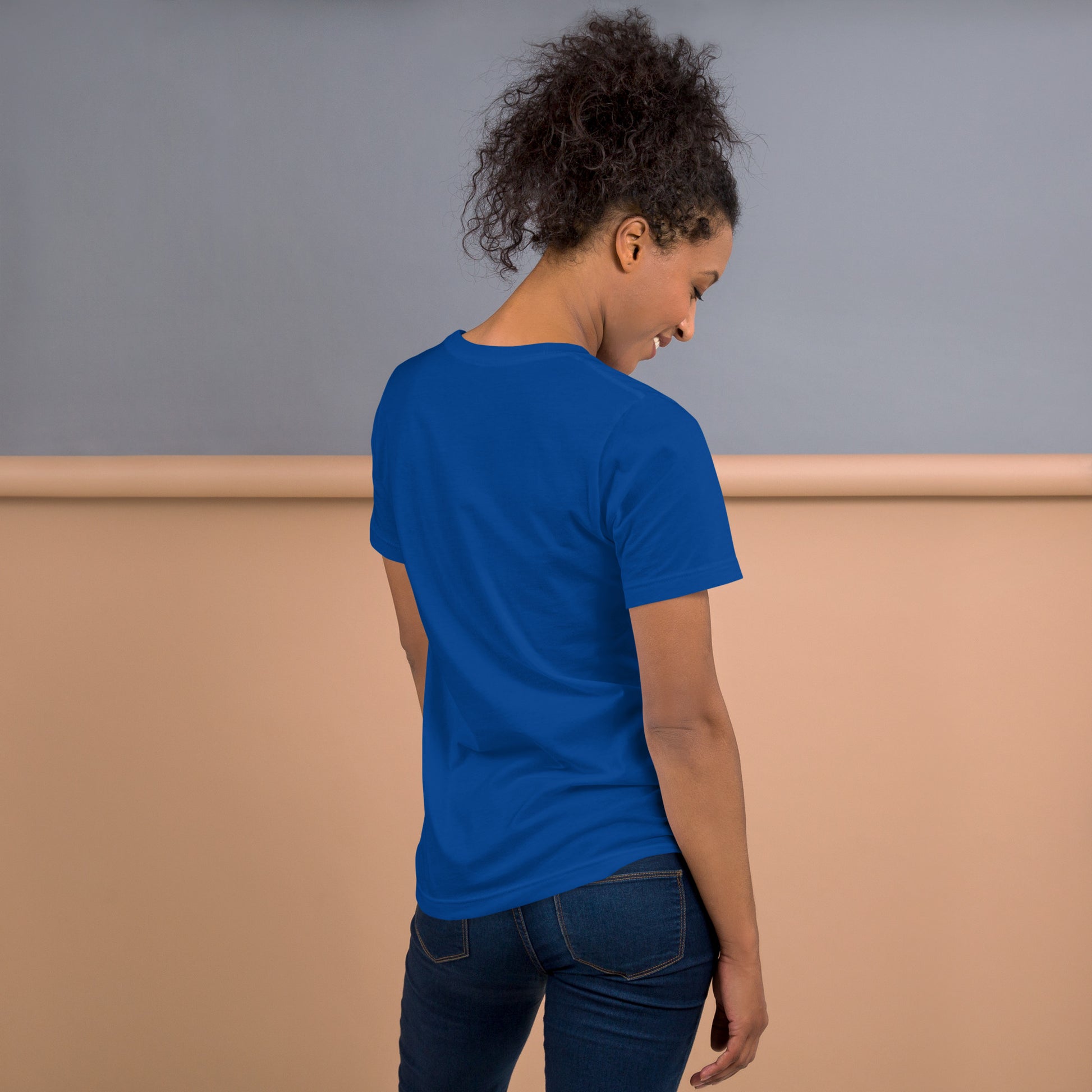 Modelo mostrando la vista trasera de camiseta azul de manga corta, marca Bofetadas, sin impresión.