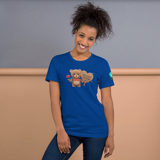 Modelo luciendo camiseta azul de manga corta marca Bofetadas, con oso de peluche Teddy sujetando corazón con texto 'Don't touch me'.