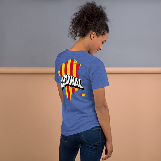 Vista trasera de una camiseta azul donde destaca un diseño artístico de la isla de Groenlandia pintada con la senyera catalana y el texto "NACIONAL", lucida por una modelo.