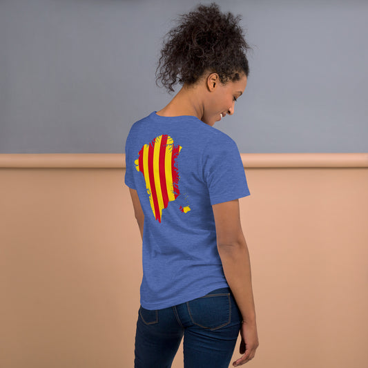Vista trasera de una camiseta azul donde destaca un diseño artístico de la isla de Groenlandia pintada como la senyera catalana, lucida por una modelo.
