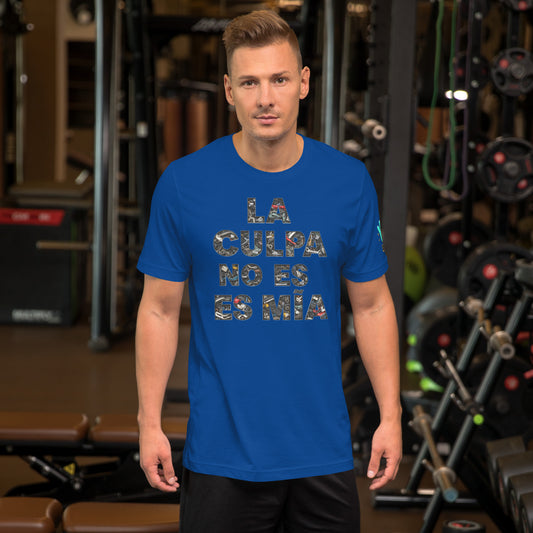 Modelo en gimnasio luciendo camiseta azul de manga corta marca Bofetadas, colección 'Frases y Mensajes', con texto 'la culpa no es mía' relleno de letras con chatarra.