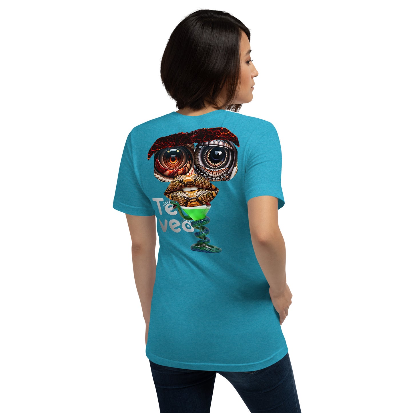 Modelo con jeans luce camiseta azul de la colección 'Pop', vista trasera, con una impresión abstracta de una cara formada por un mosaico de ojos de serpiente, labios de piel de serpiente y una copa de cóctel verde.