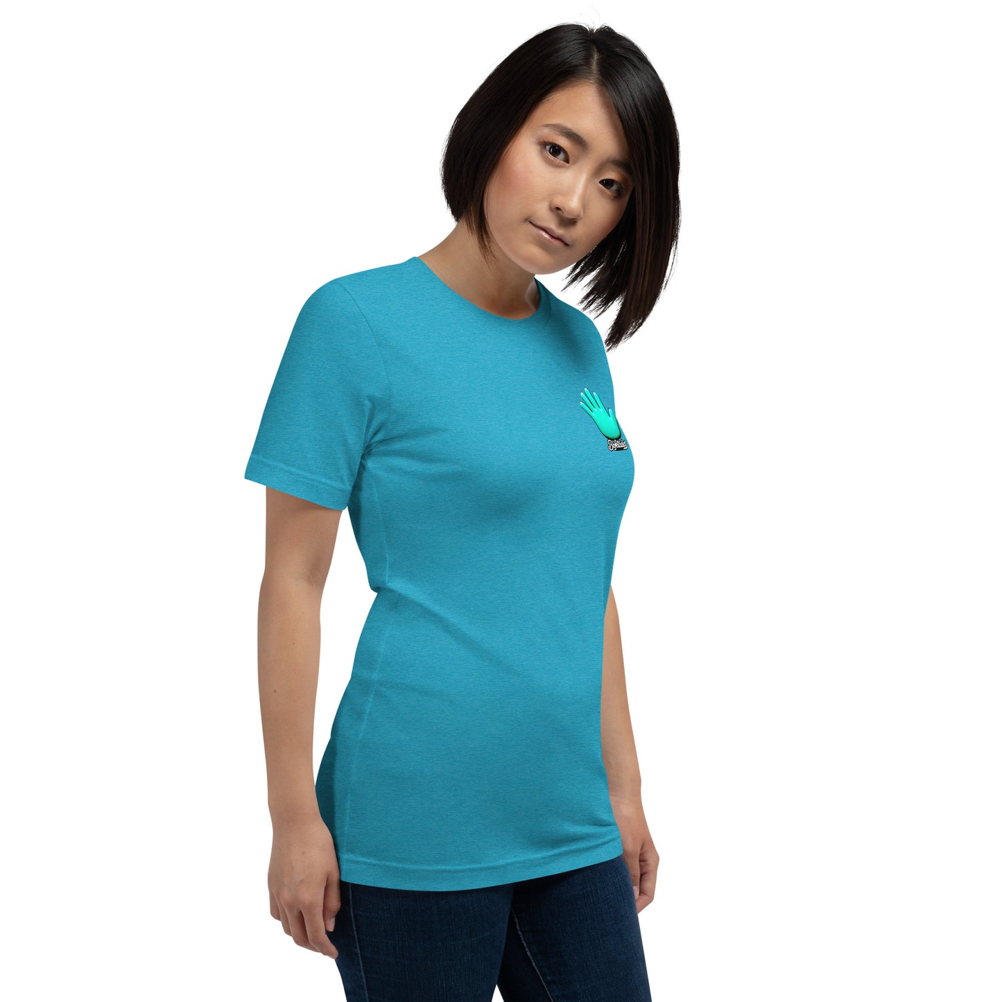 Modelo con jeans luce la camiseta azul de la colección 'Pop', vista frontal, con la impresión en el pecho del logo de la mano azul característico de la marca Bofetadas.