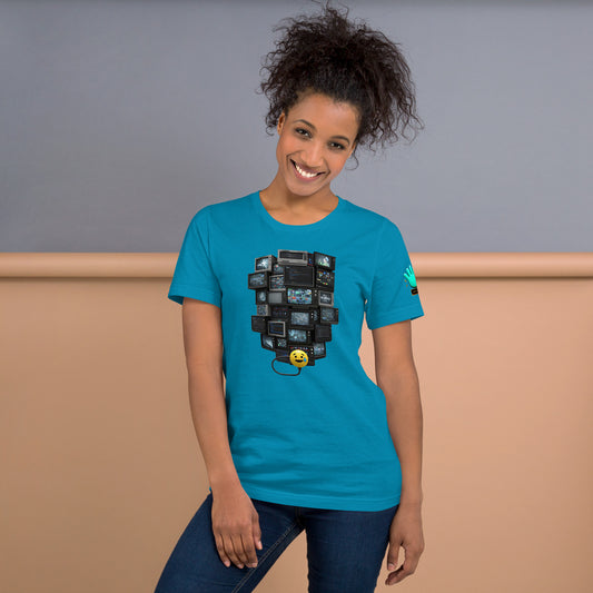 Una modelo sonriente con pelo recogido y jeans luciendo camiseta azul de manga corta marca Bofetadas, colección 'Emojis', vista frontal, con emoji sudando conectado a TVs apiladas.