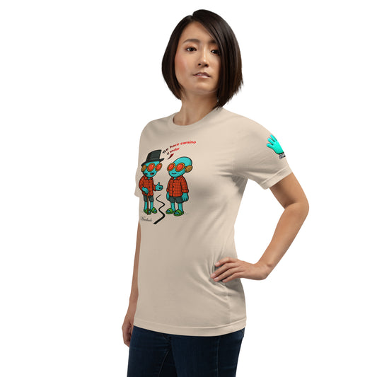 Modelo con jeans luce camiseta beige claro colección 'Frases y Mensajes', vista frontal ladeada, mostrando cómic de Gullible como Machado y logo de mano azul en manga izquierda.