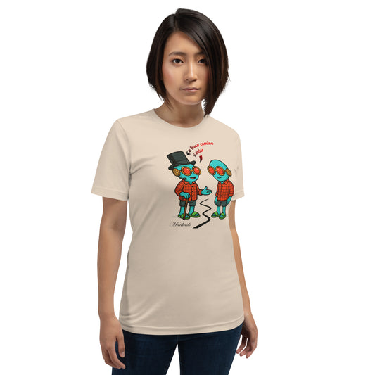 Modelo con jeans luce camiseta beige claro colección 'Frases y Mensajes', vista frontal, con impresión cómic de Gullible como Antonio Machado diciendo 'se hace camino al andar', se lo dice a otro Gullible.