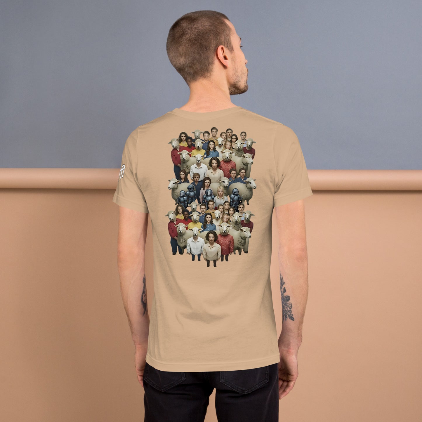 Modelo luciendo camiseta beige de manga corta marca Bofetadas, vista trasera, colección 'Irreverentes', con imagen surrealista de personas, ovejas y personas con cabeza de oveja.