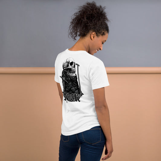 Una modelo con jeans sonríe vistiendo una camiseta blanca de manga corta marca Bofetadas, colección 'Calaveras', con calavera agrietada de perfil sobre un montón de tierra con un pico y una pala además de la palabra rock en letras góticas impresas en la espalda.