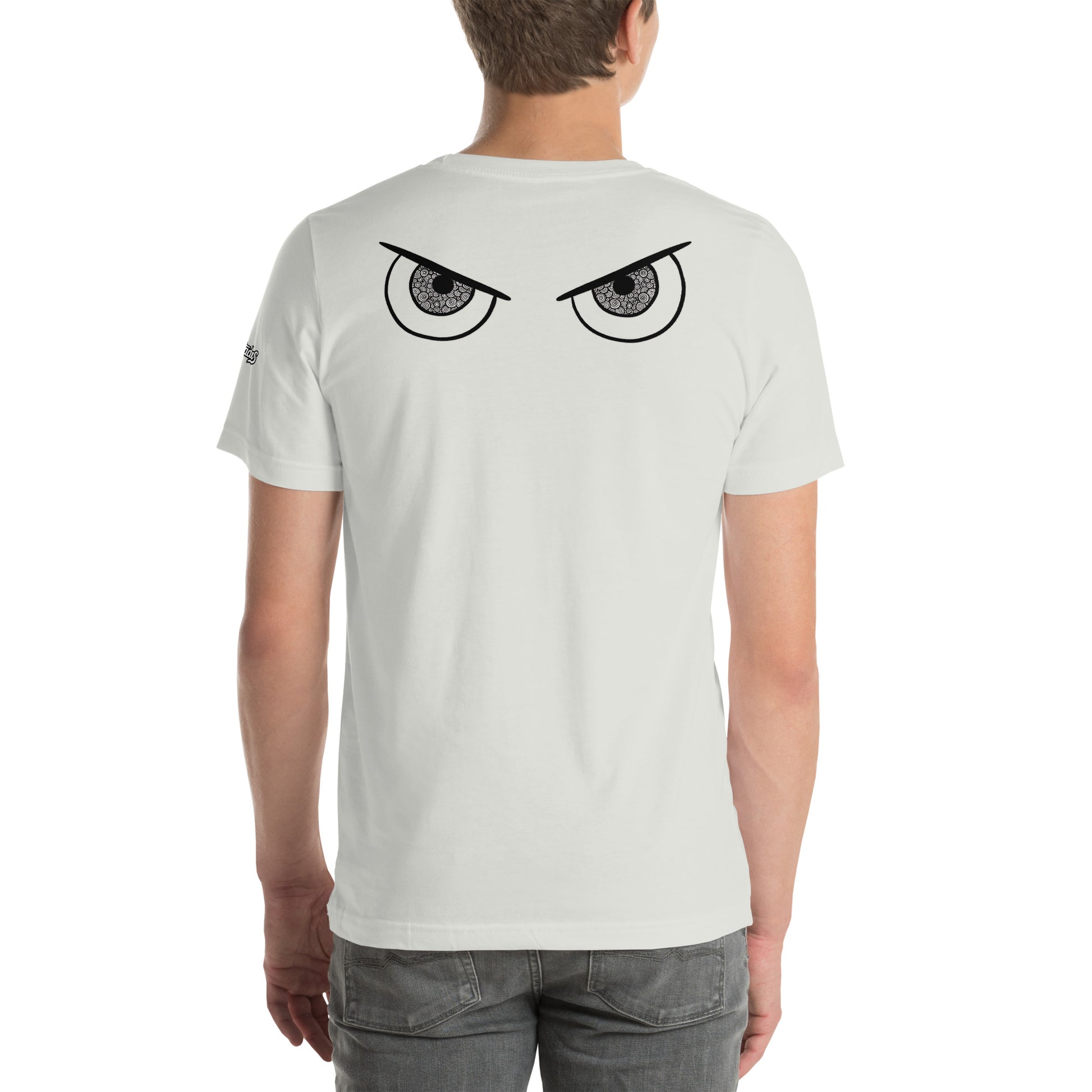 Un modelo luce una camiseta blanco roto de manga corta de bofetadas mostrando la vista posterior, de la colección Causas Sociales con la impresión de una mirada muy a lo comic y con el iris haciendo pequeñas espirales. Es una mirada de enfado.