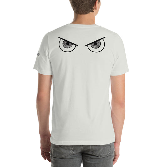 Un modelo luce una camiseta blanco roto de manga corta de bofetadas mostrando la vista posterior, de la colección Causas Sociales con la impresión de una mirada muy a lo comic y con el iris haciendo pequeñas espirales. Es una mirada de enfado.
