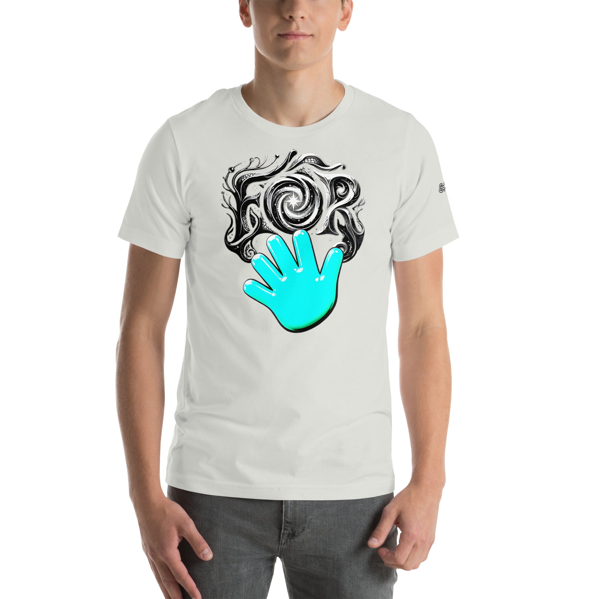Un modelo luce una camiseta blanco roto de manga corta de bofetadas de la colección Causas Sociales con la impresión de la mano azul ladeada bajo el texto "FOR" con diseño intrincado con un estilo muy Gaudiniano.