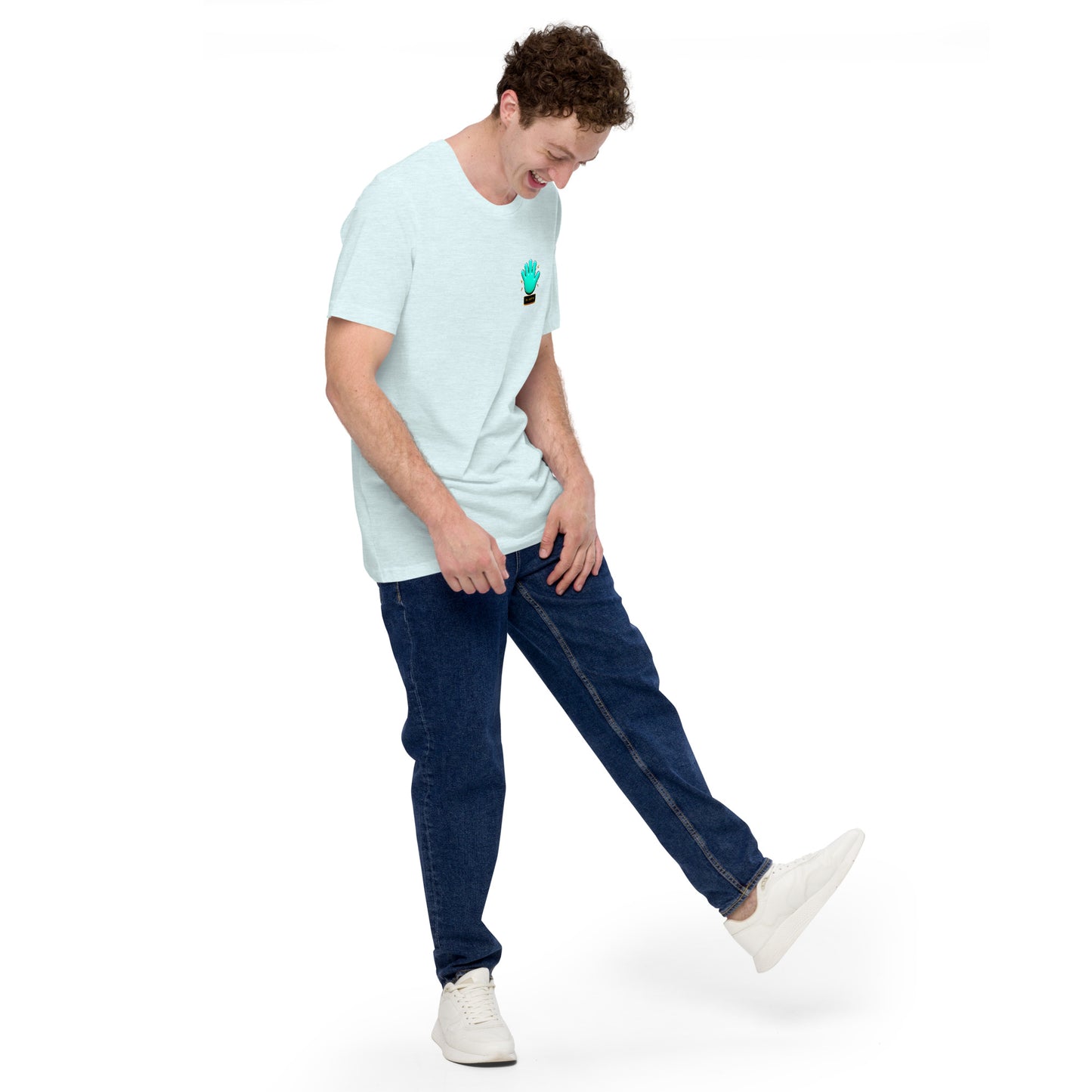Modelo con vaqueros bailando y sonriendo luciendo camiseta blanca de manga corta marca Bofetadas, colección 'Frases y Mensajes', vista delantera, con logo de mano azul en el pecho.