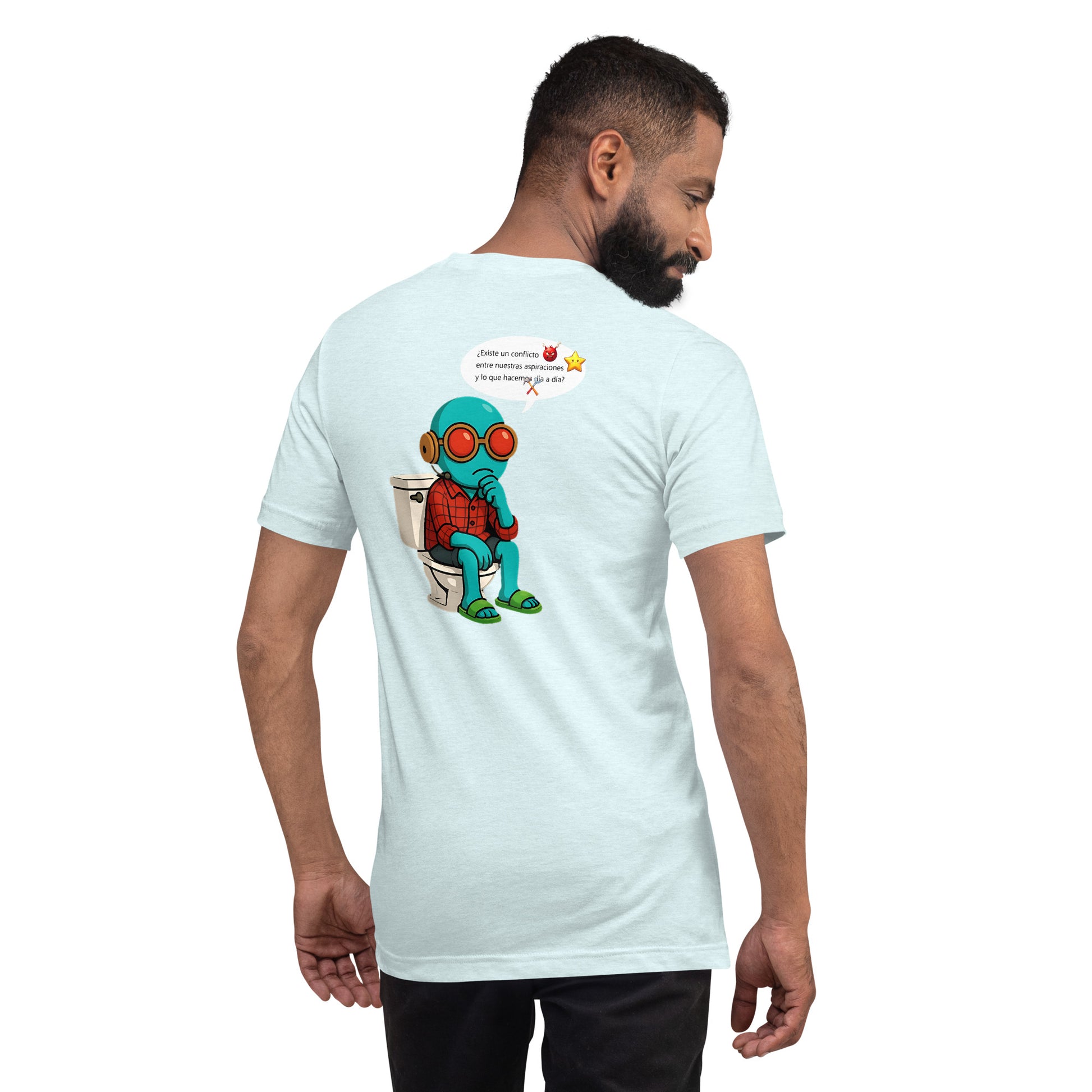 Modelo con vaqueros y barba luciendo camiseta blanca de manga corta marca Bofetadas, colección 'Frases y Mensajes', vista trasera, con Gullible sentado pensativo en inodoro.