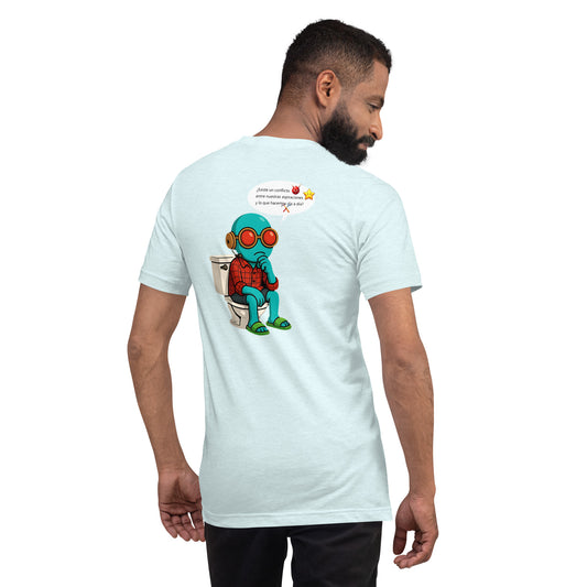 Modelo con vaqueros y barba luciendo camiseta blanca de manga corta marca Bofetadas, colección 'Frases y Mensajes', vista trasera, con Gullible sentado pensativo en inodoro.