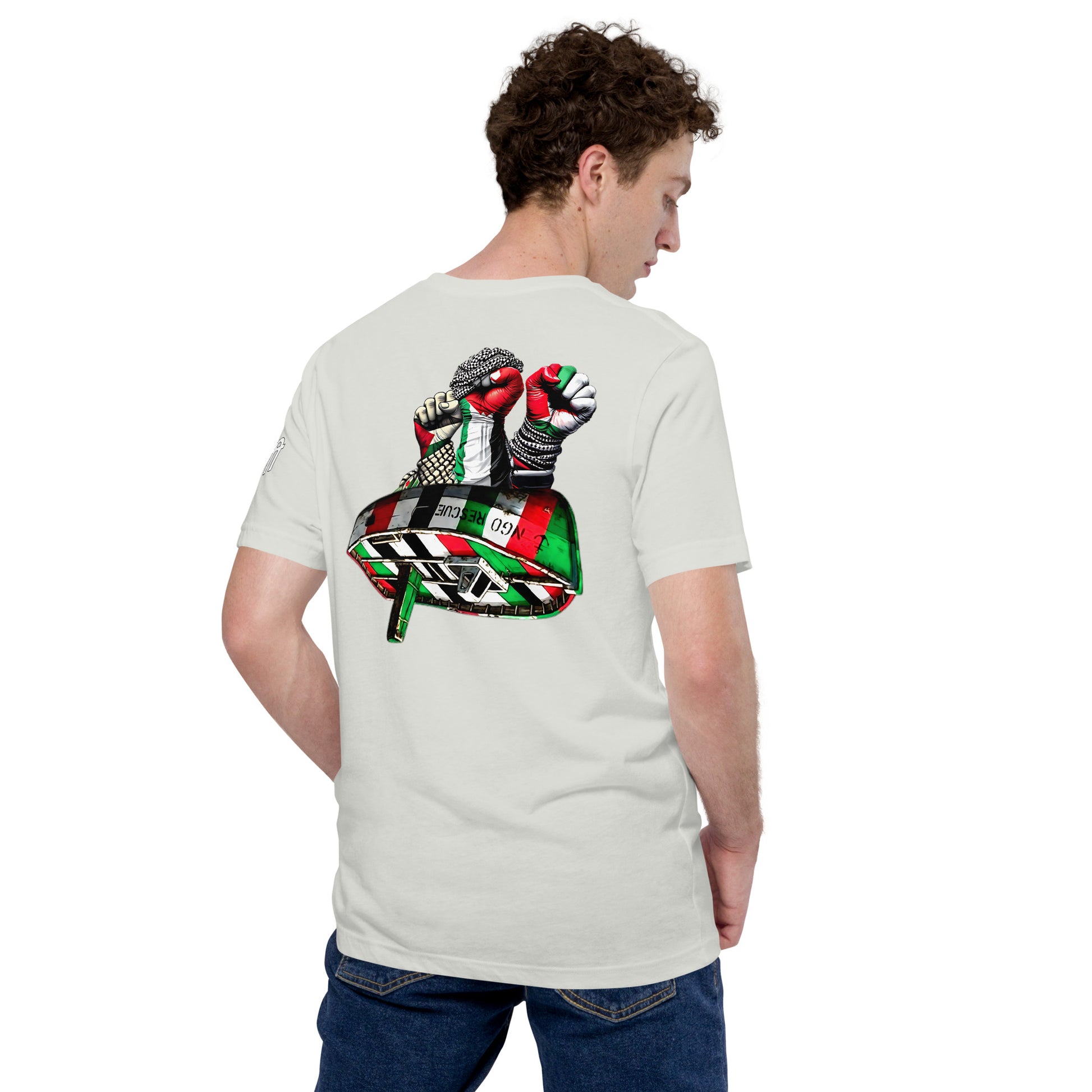Modelo luciendo camiseta blanca de manga corta marca Bofetadas, colección 'Causas Sociales', con 3 puños alzados con la bandera Palestina pintada y sujetando pañuelos Keffiyeh sobre una barcaza del revés pintada con los mismos colores en la espalda de la camiseta.