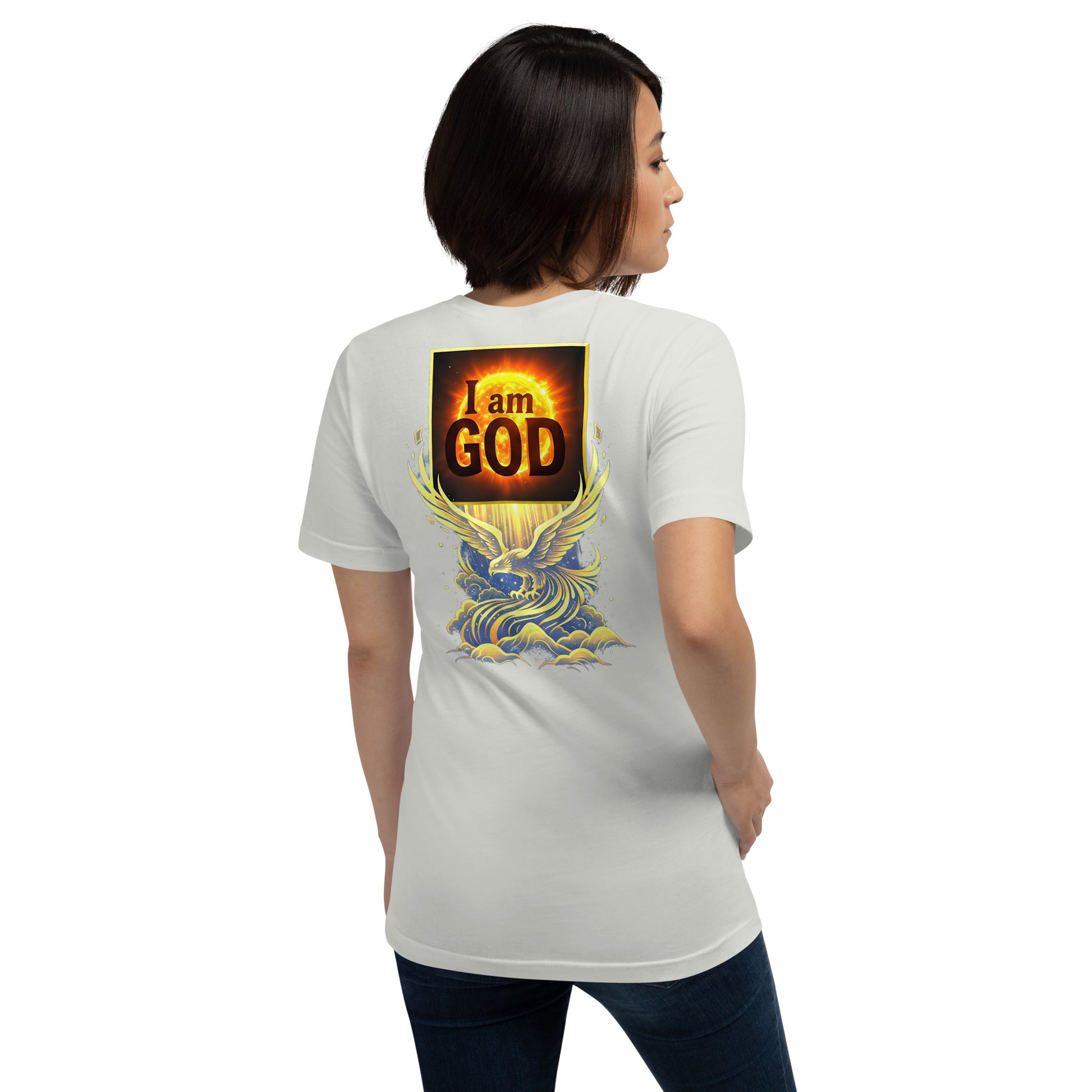 Una modelo con jeans luce una camiseta blanca de manga corta marca Bofetadas, colección 'Pop', con foto del sol y texto 'I am God' enmarcado en amarillo sujetado por un ave Fénix surcando los cielos por encima de las nubes.
