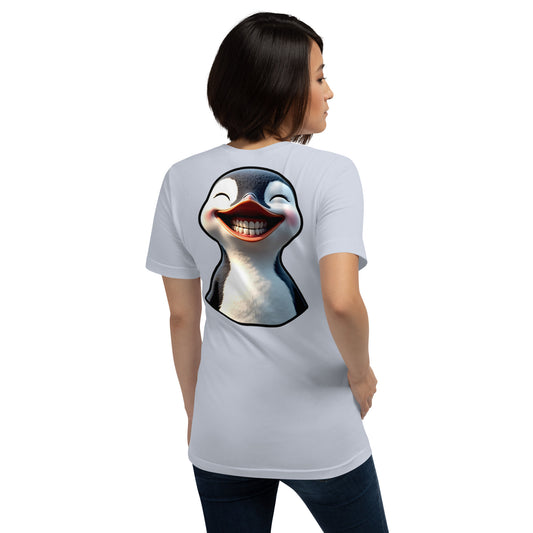Modelo con jeans luciendo camiseta blanca de manga corta marca Bofetadas, colección 'Animales', vista trasera, con retrato de pingüino antropomorfo riendo a carcajadas.