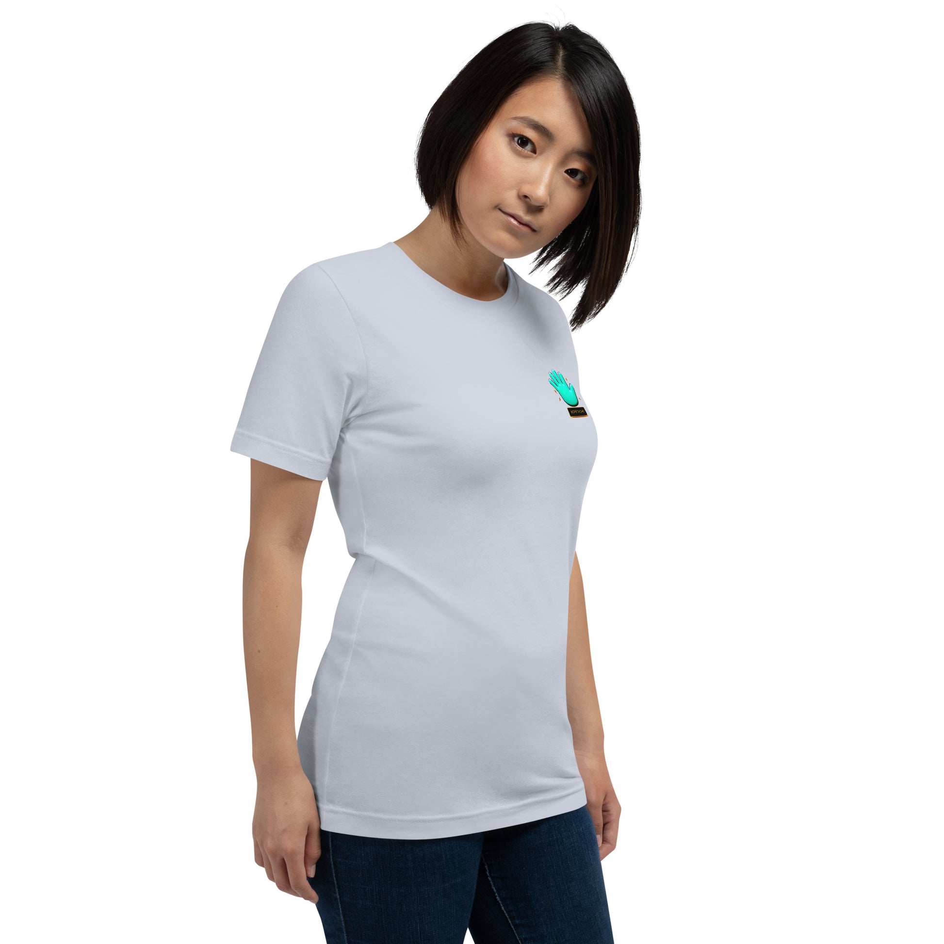 Modelo sonriente con jeans luciendo camiseta blanca de manga corta marca Bofetadas, colección 'Animales', vista delantera, con logo de mano azul en el corazón.