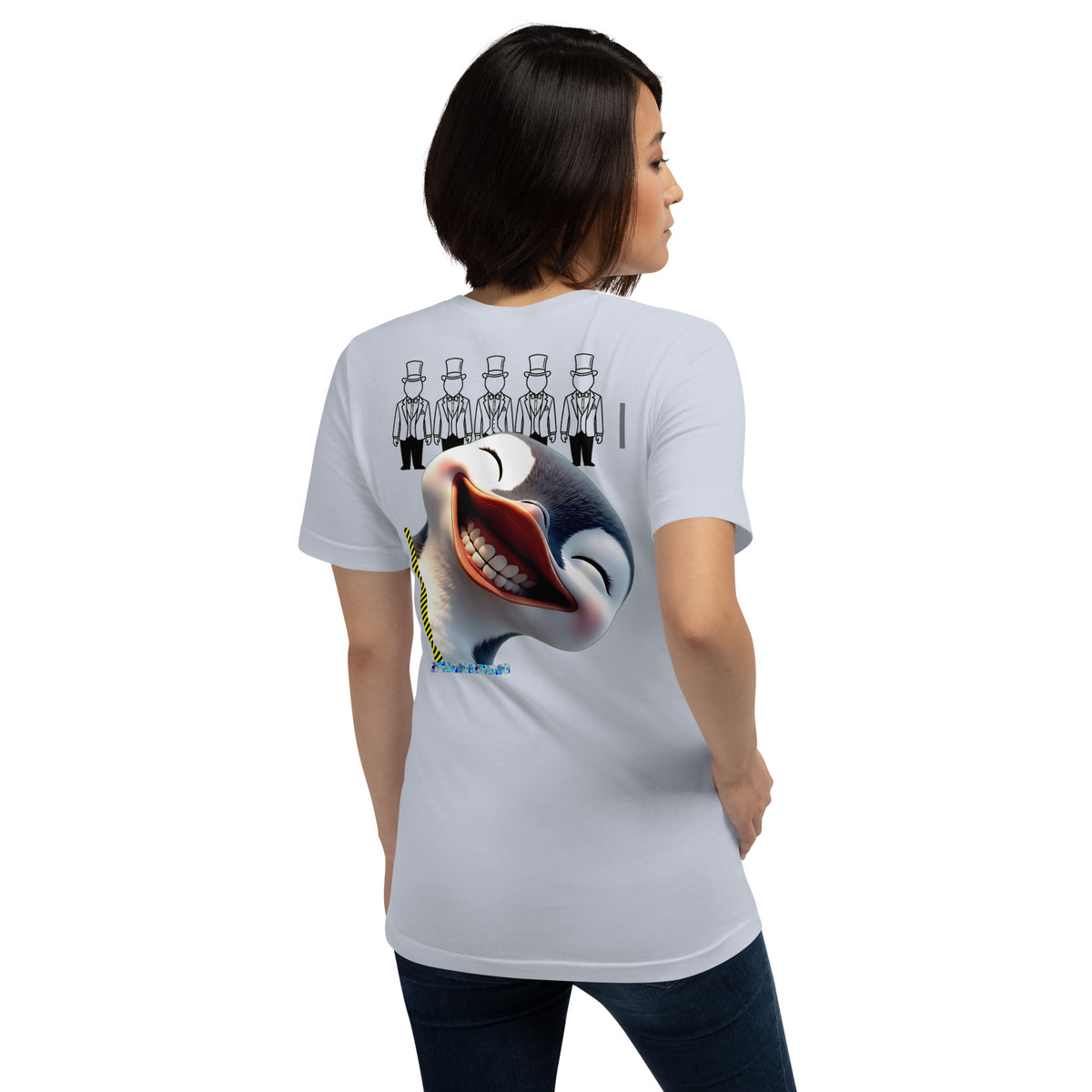 Modelo con jeans luciendo camiseta blanca de manga corta marca Bofetadas, colección 'Animales', vista trasera, con retrato de pingüino antropomorfo riendo a carcajadas y unas figuras estilo line art de unos caballeros ataviados con frac.