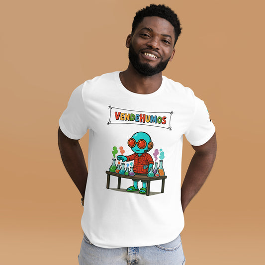 Modelo sonriente luciendo camiseta blanca de manga corta marca Bofetadas, colección 'Frases y Mensajes', vista frontal, con Gullible vendiendo humo en mercado y letrero 'vendehumos'.