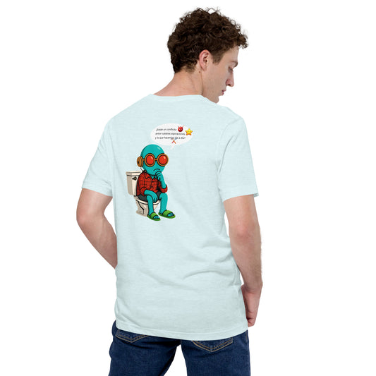 Modelo con vaqueros luciendo camiseta blanca de manga corta marca Bofetadas, colección 'Frases y Mensajes', vista trasera, con Gullible sentado pensativo en inodoro.