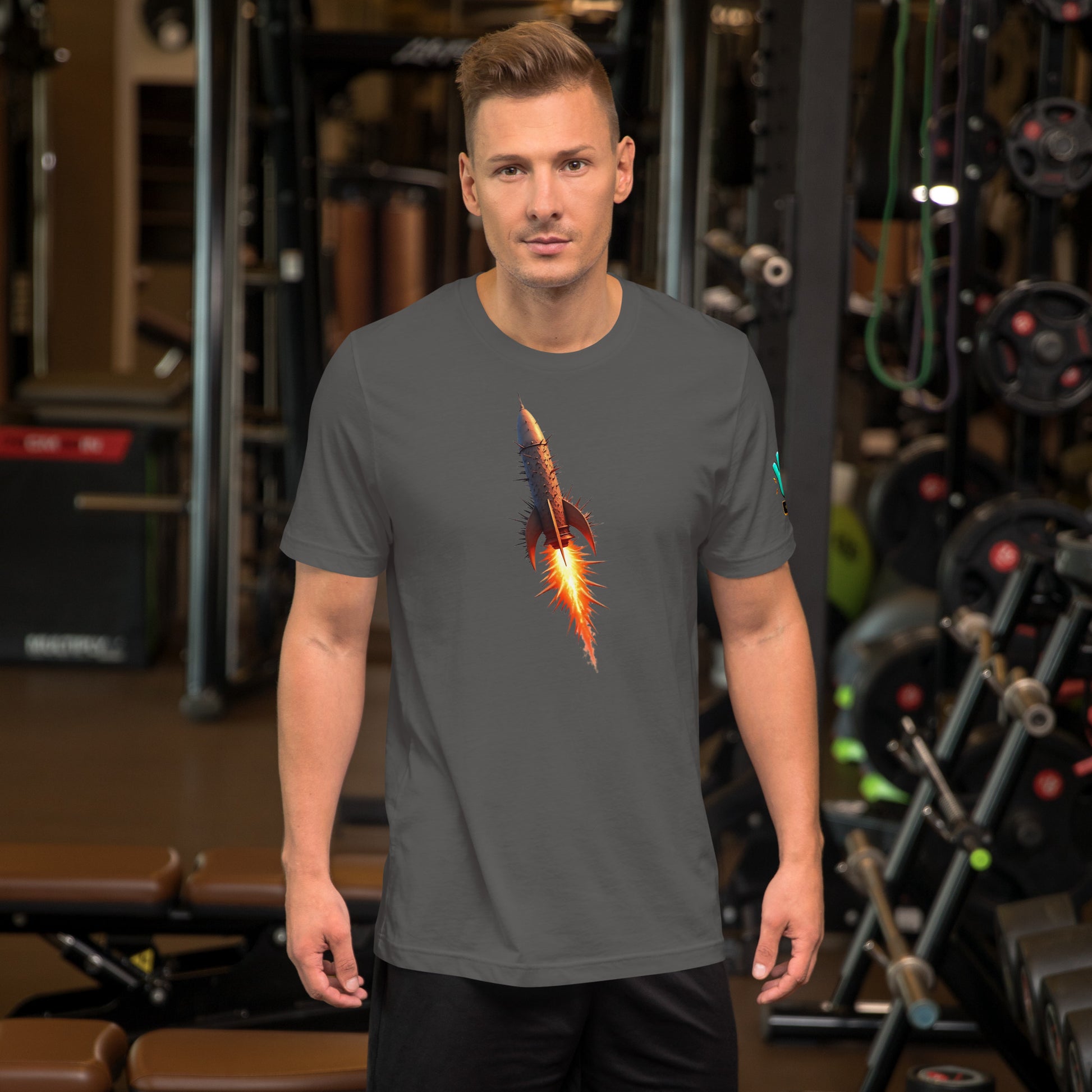 Modelo luciendo camiseta gris de manga corta marca Bofetadas, colección Abstracta, con impresión de cohete espacial en pleno vuelo, imagen realizada  con patrón de pinchos.