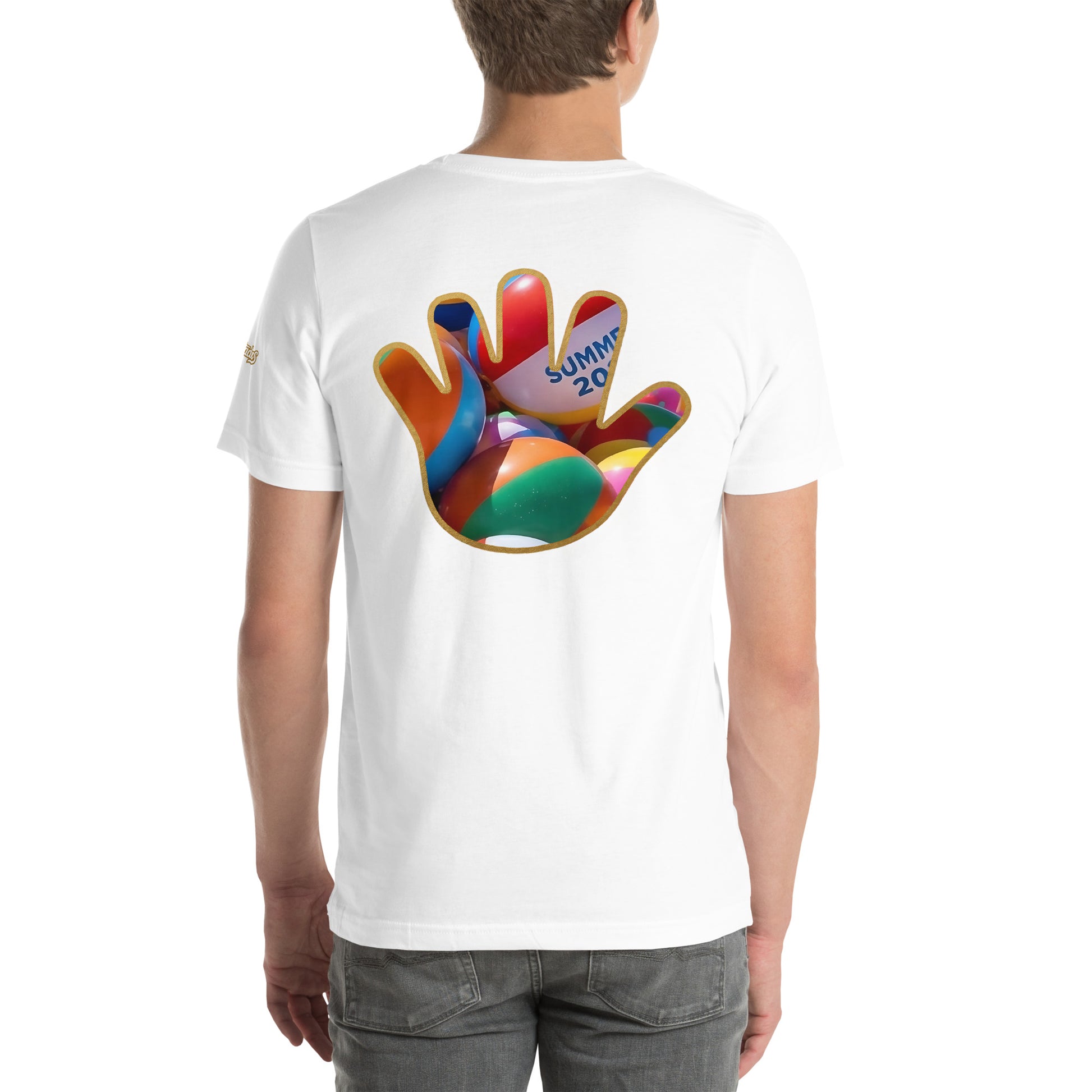 Vista trasera de un modelo luciendo una camiseta blanca de la colección Marca de Bofetadas. Tiene la impresión de la figura de la mano del logo de Bofetadas con borde oro y relleno con una imagen fotográfica de balones de playa apilados.