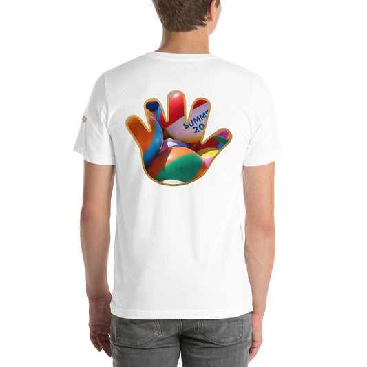 Vista trasera de un modelo luciendo una camiseta blanca de la colección Marca de Bofetadas. Tiene la impresión de la figura de la mano del logo de Bofetadas con borde oro y relleno con una imagen fotográfica de balones de playa apilados.
