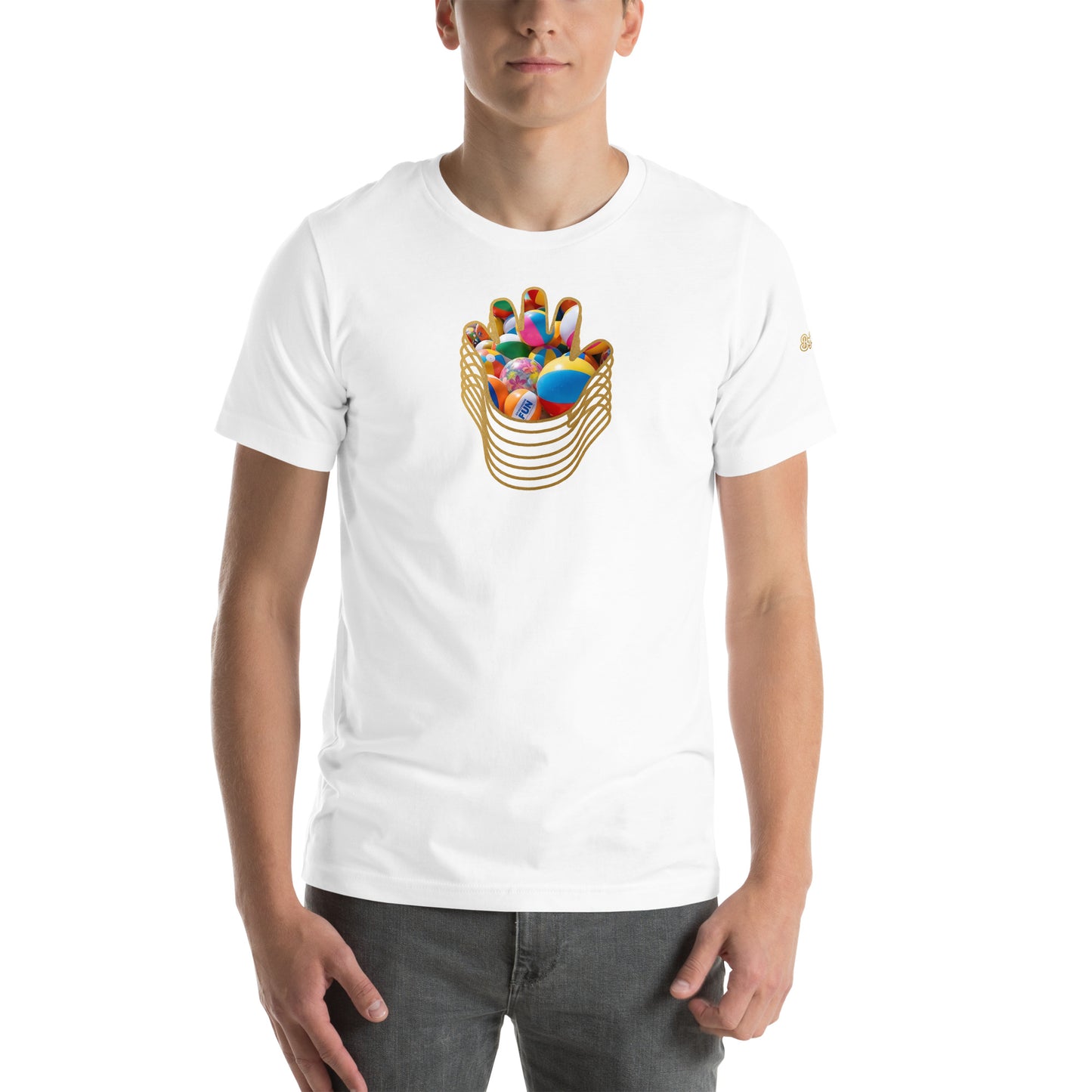 Vista frontal de una camiseta blanca de la colección Marca de Bofetadas, la luce un modelo con jeans. Tiene la impresión de la mano del logo de la marca con borde dorado relleno de balones de playa apilados. 