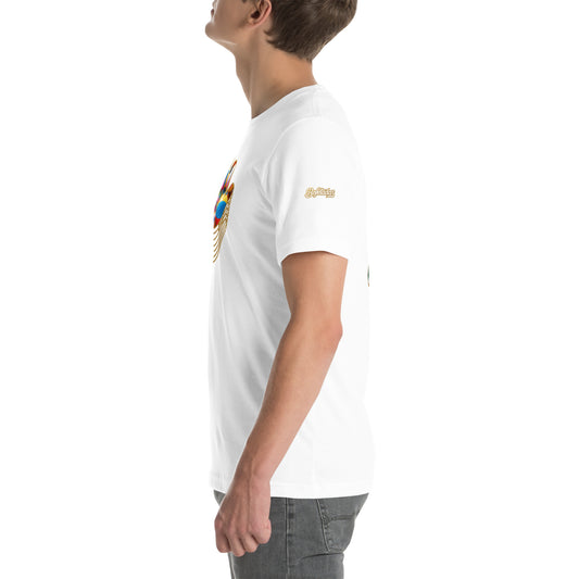 Vista lateral de un modelo luciendo una camiseta blanca de la colección Marca de Bofetadas, donde se aprecia claramente la impresión del logotipo con el nombre de la marca en la manga izquierda.