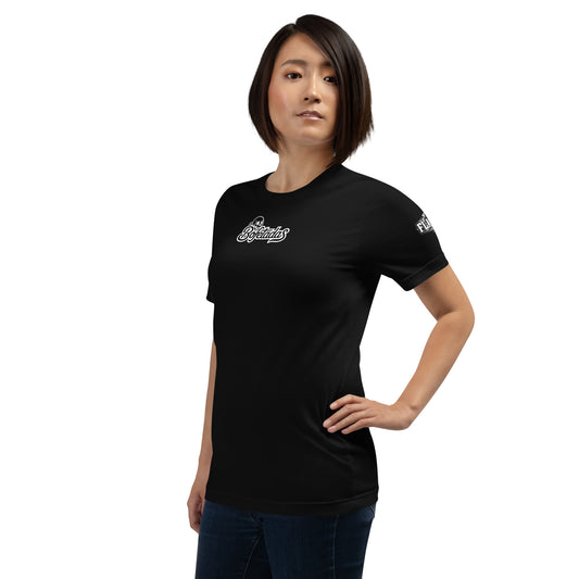 Una modelo luce una camiseta negra de la colección Calaveras de Bofetadas con la impresión en el pecho del monograma en blanco de Bofetadas con una calavera integrada y el texto blanco en la manga izquierda "FLAC@".