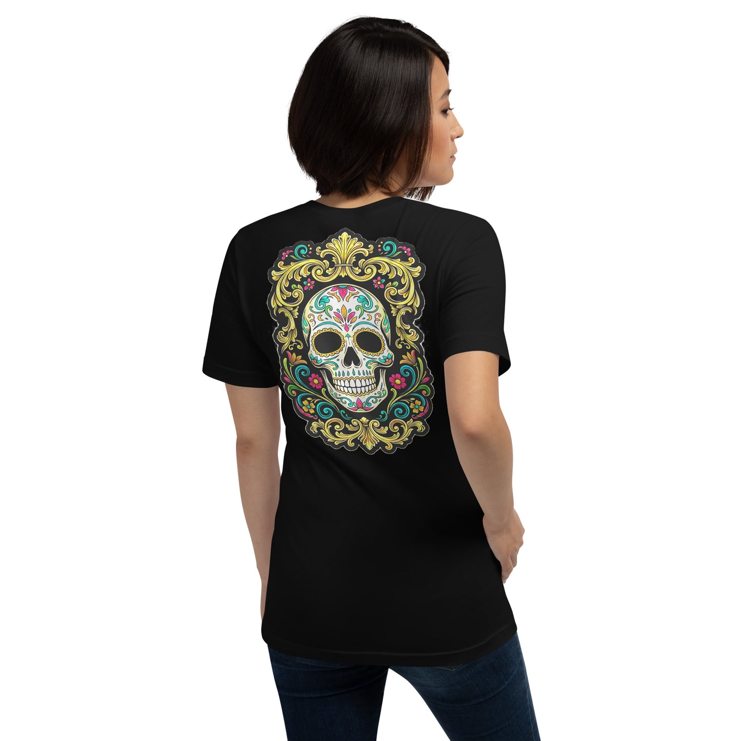 Vista trasera de una modelo luciendo una camiseta de la colección Calaveras de Bofetadas; el diseño destaca una calavera central rodeada por un grueso y detallado marco de motivos florales.