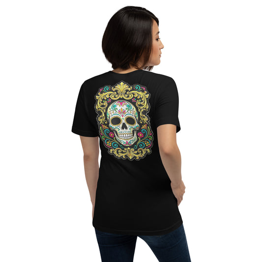 Vista trasera de una modelo luciendo una camiseta de la colección Calaveras de Bofetadas; el diseño destaca una calavera central rodeada por un grueso y detallado marco de motivos florales.