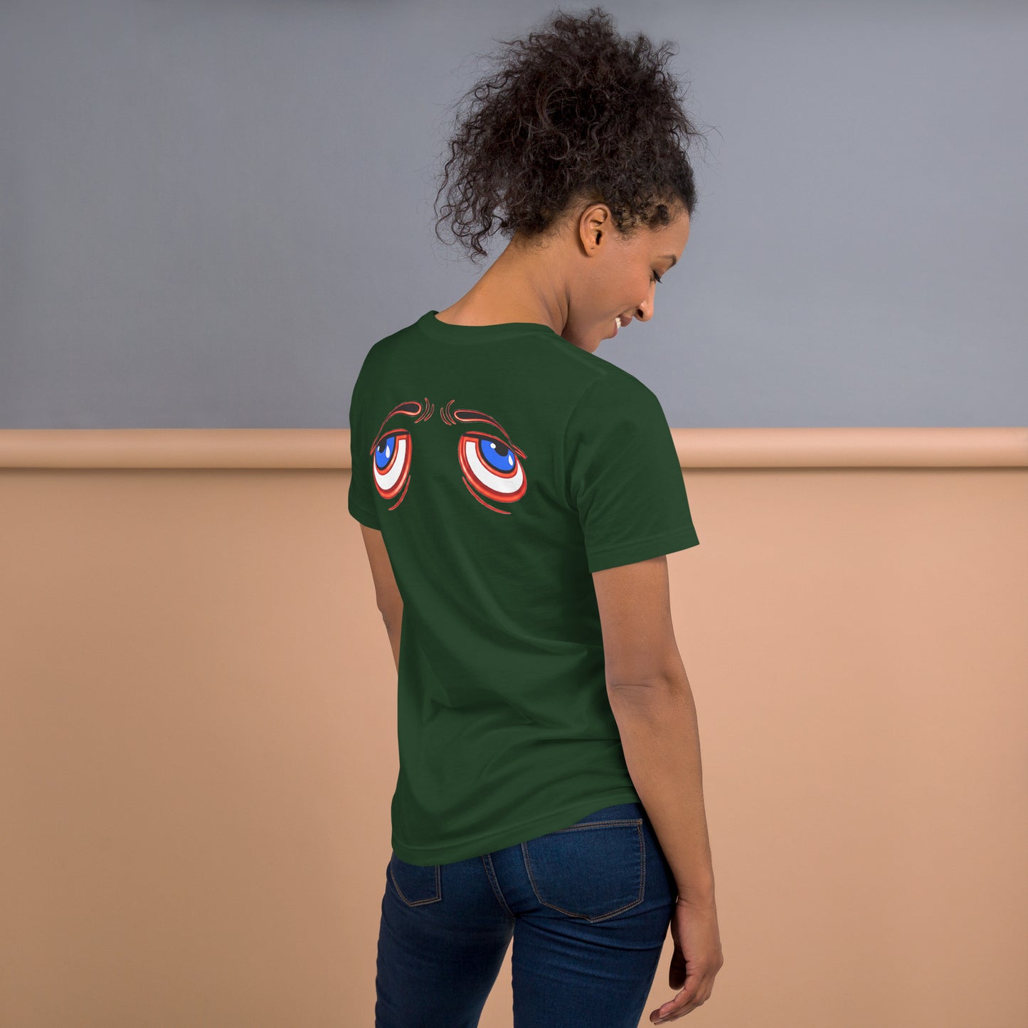 Una modelo de espaldas nos muestra la camiseta verde de la colección "Mirada" con la impresión de unos ojos en la espalda.