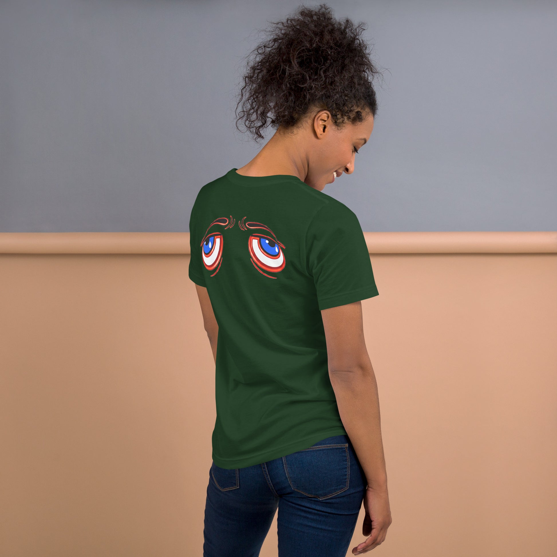 Una modelo de espaldas nos muestra la camiseta verde de la colección "Mirada" con la impresión de unos ojos en la espalda.