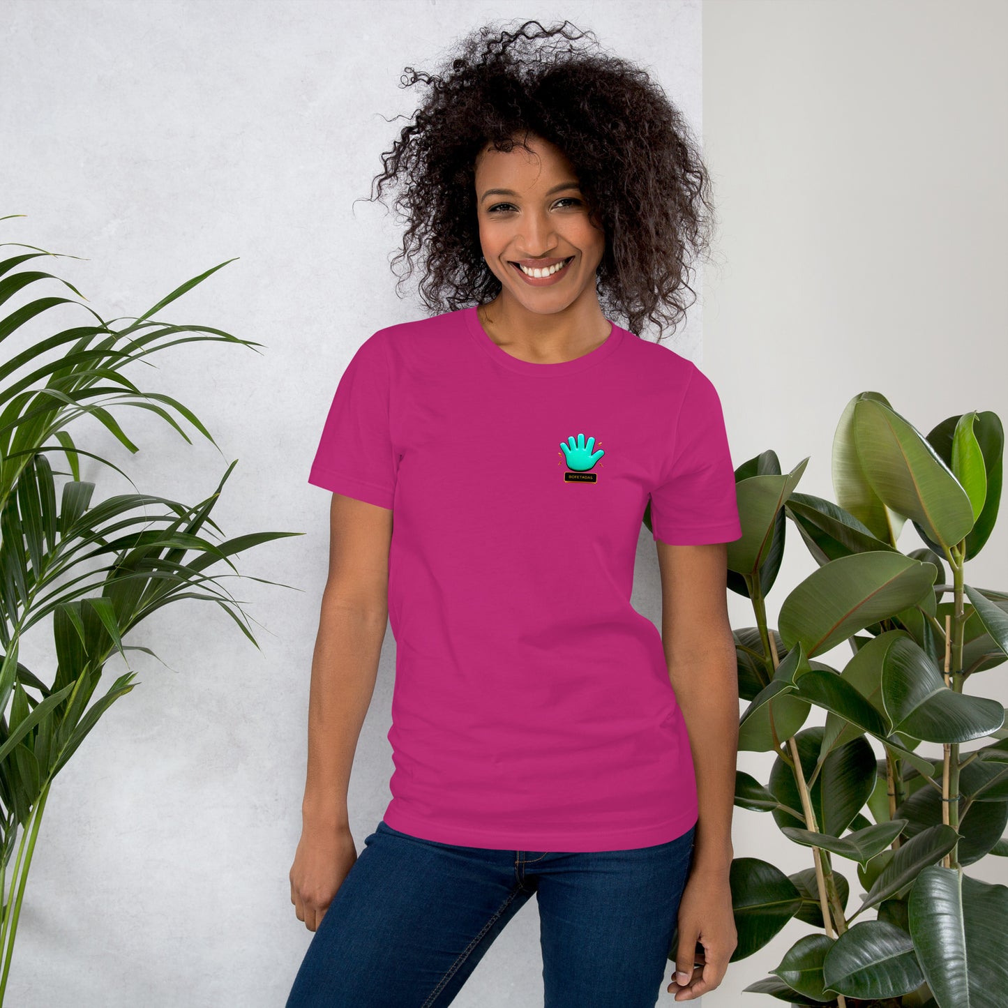 Modelo con jeans luciendo camiseta fucsia de manga corta marca Bofetadas, colección 'Irreverentes', vista delantera, con logo de Bofetadas en el lado izquierdo (una mano azul).