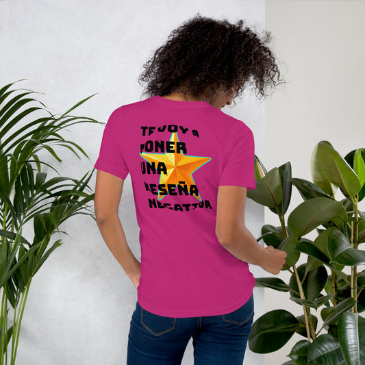 Modelo con jeans luciendo camiseta fucsia de manga corta marca Bofetadas, colección 'Irreverentes', vista trasera, con el texto 'Te voy a poner una reseña negativa' con efecto lupa y estrella amarilla con ribete azul.