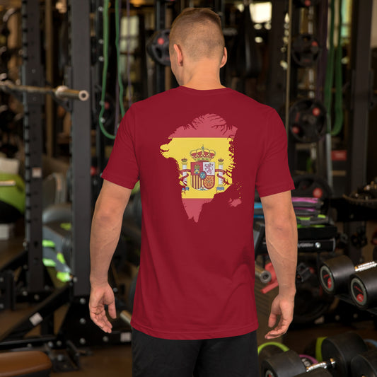 Vista trasera de una camiseta granate de la colección 'Pop' en un modelo, mostrando un diseño original de la geografía de Groenlandia con la bandera española en su interior.