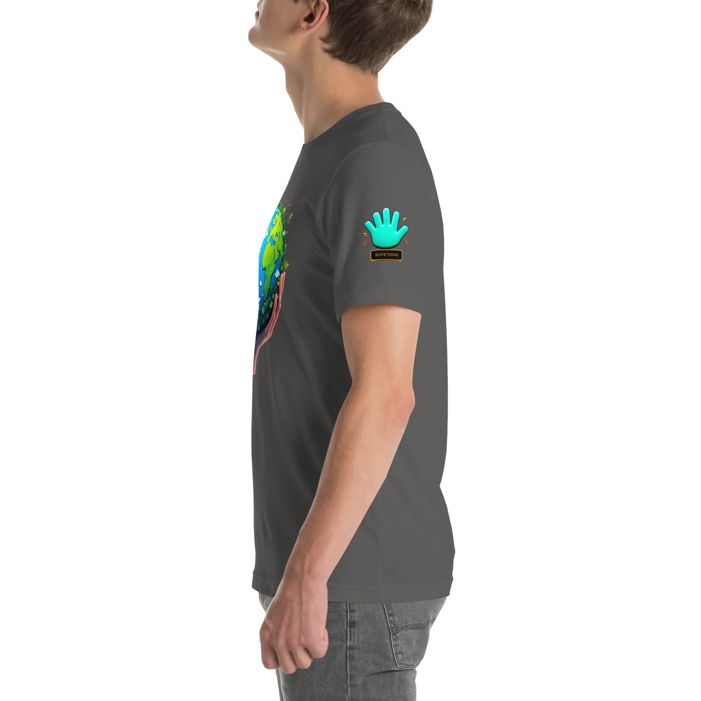 Modelo mostrando la vista lateral de camiseta gris de manga corta, marca Bofetadas, colección Causas Sociales, con el logotipo de la marca impreso en la manga.