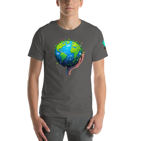 Modelo luciendo camiseta gris de manga corta marca Bofetadas, colección Causas Sociales, con imagen del planeta Tierra sostenido por una mano
