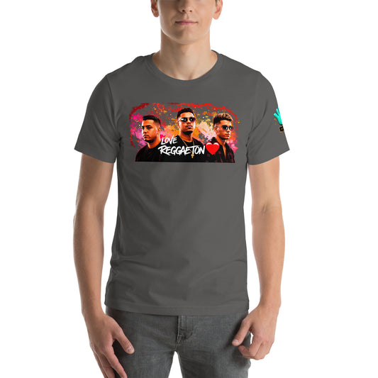Camiseta gris de manga corta marca Bofetadas, colección 'Urbana', con retrato de tres chicos estilo reggaeton y texto 'Love Reggaeton'.