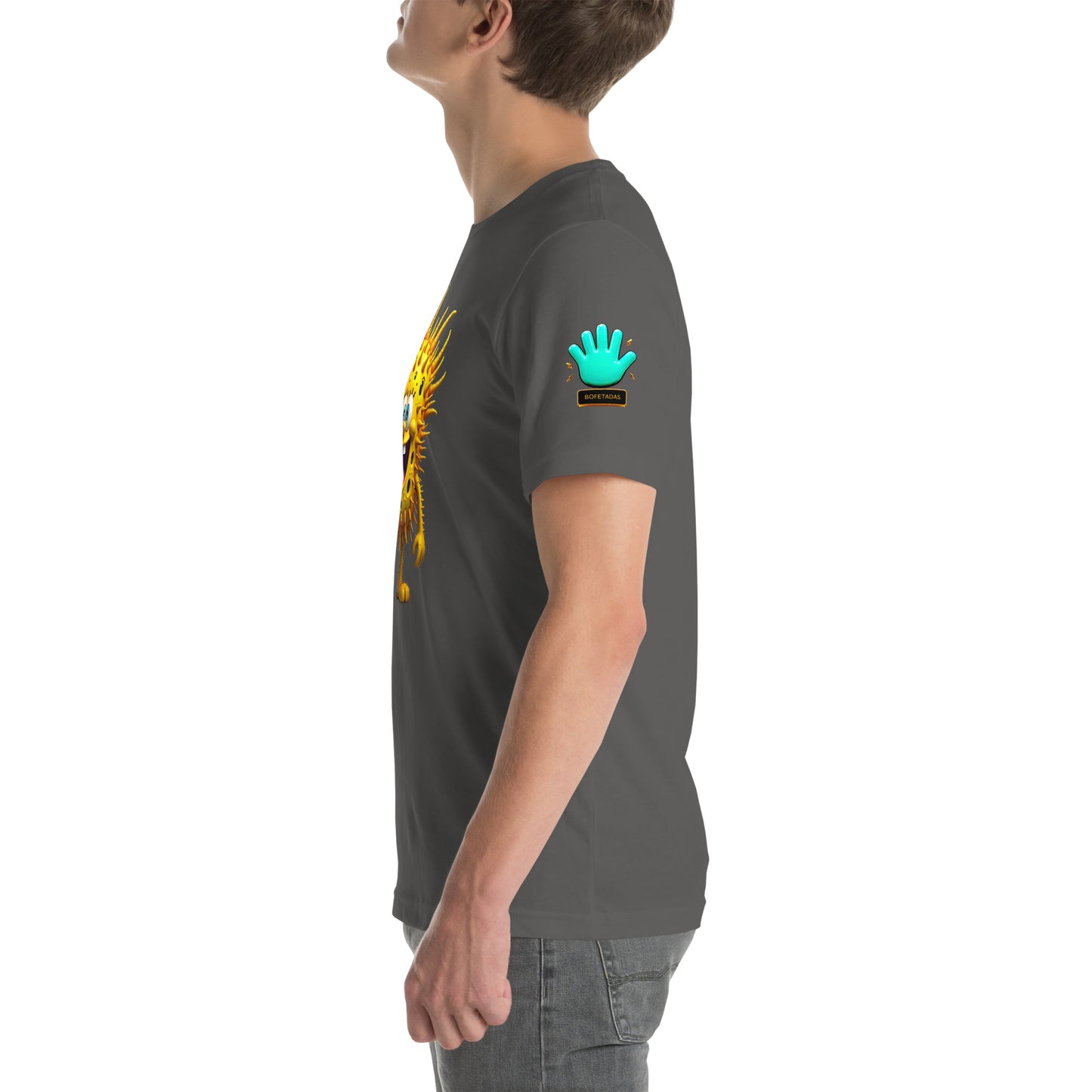 Modelo mostrando la vista lateral de camiseta gris de manga corta, marca Bofetadas, colección Abstracta, con el logotipo de la marca impreso en la manga.