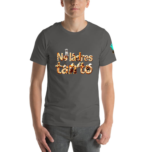 Modelo luciendo camiseta gris de manga corta marca Bofetadas, colección 'Animales', con texto 'no ladres tanto' hecho con perros.