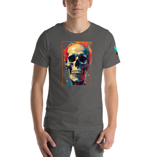 Modelo luciendo camiseta gris de manga corta marca Bofetadas, colección 'Calaveras', con calavera coloreada y enmarcada en línea naranja estilo pop art.
