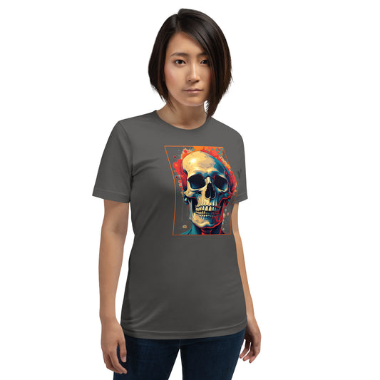Una modelo con jeans luce una camiseta gris de manga corta marca Bofetadas, colección 'Calaveras', con calavera coloreada y enmarcada en línea naranja estilo pop art.