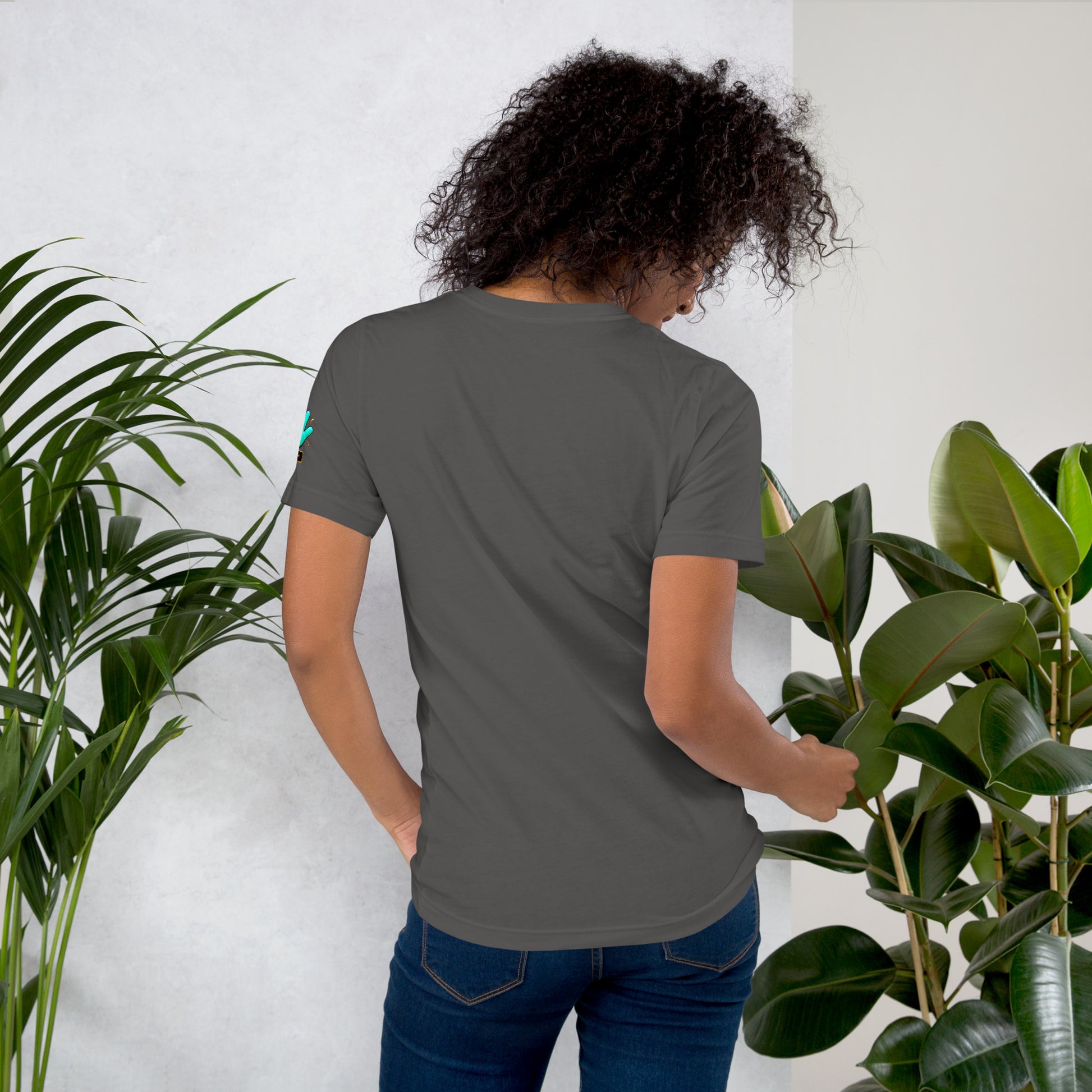 Modelo mostrando la vista trasera de camiseta gris de manga corta, marca Bofetadas, colección 'Calaveras', sin impresión.