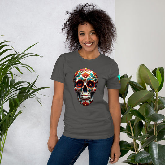Modelo luciendo camiseta gris de manga corta marca Bofetadas, colección 'Calaveras', con calavera mexicana decorada estilo rococó.